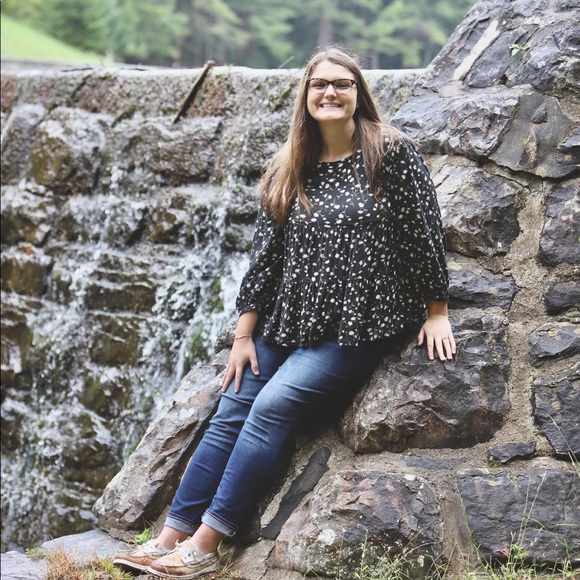 Meet your Posher, Caitlin - Picture 1 of 1